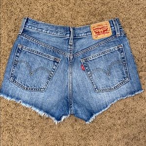 Levi’s 501 mid rise blue jean shorts size 27